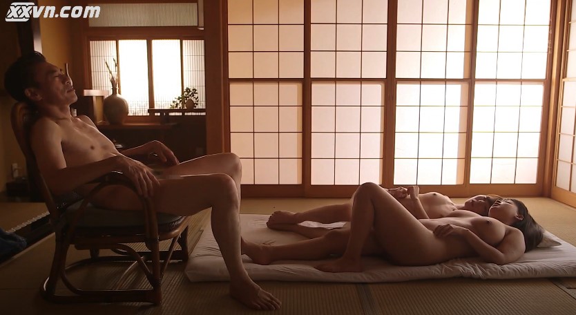 Thằng Dượng dái to loạn luân với 2 cô con gái riêng của vợ